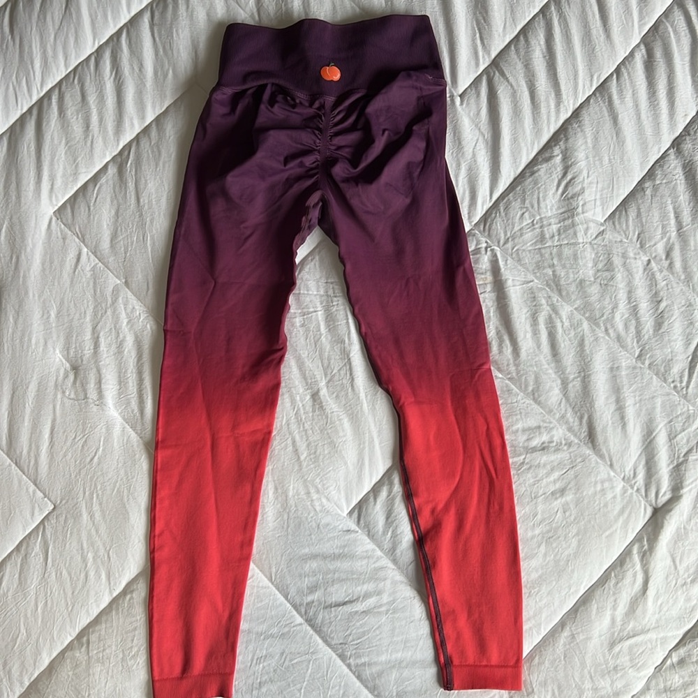 Peached by Nellie, seamless scrunch butt ombré leggings. - Picture 3 of 5